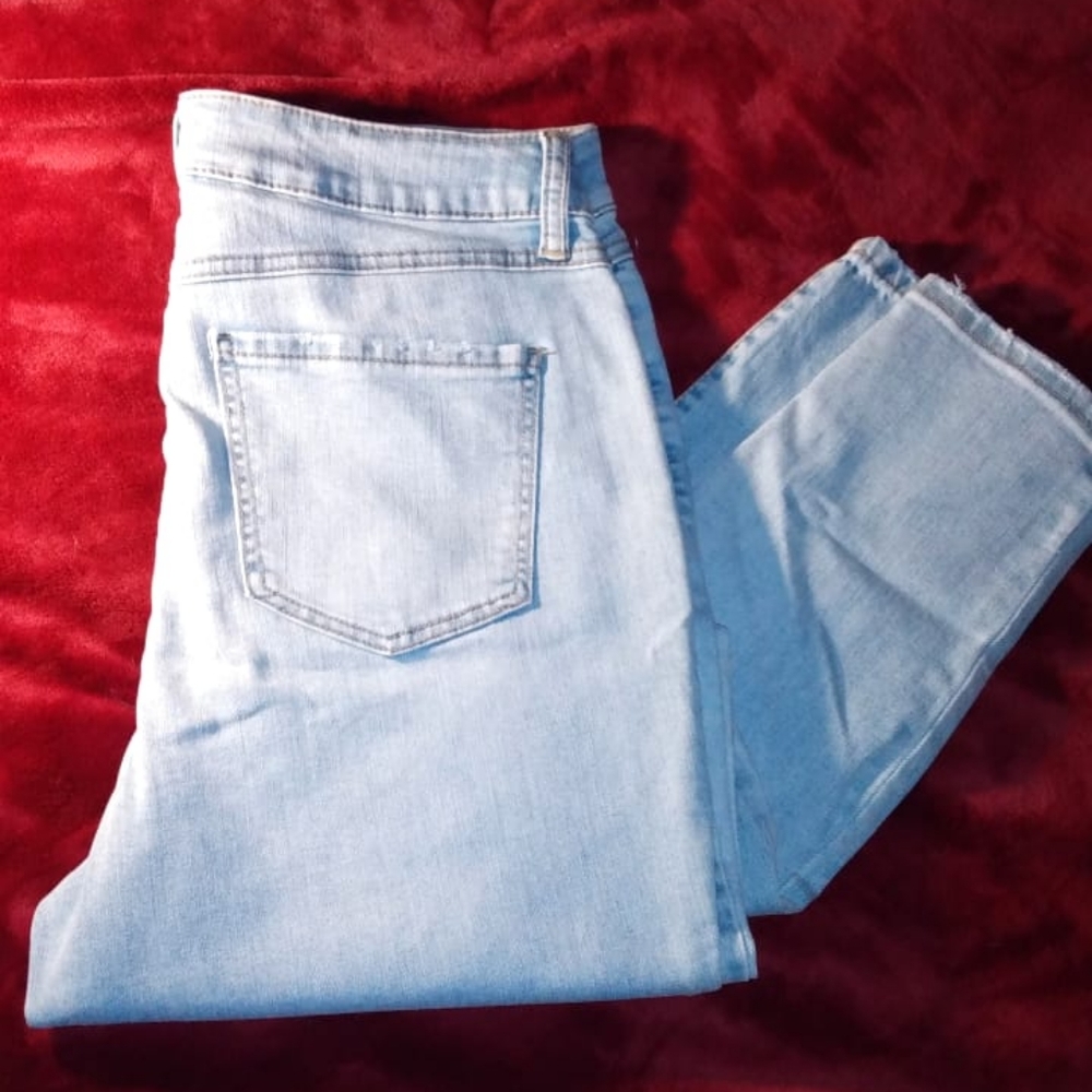 High wasted light wash jeans